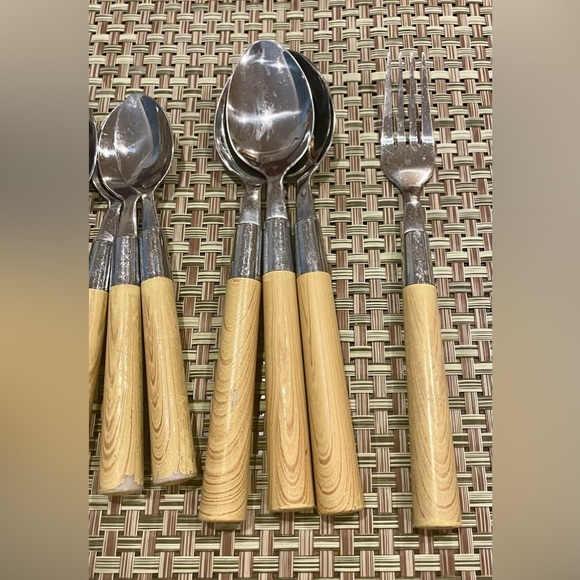 Oneida Lodge Pine Wood 21 Piece Chunky Handle Limited Edition Flatware Set - Picture 3 of 9